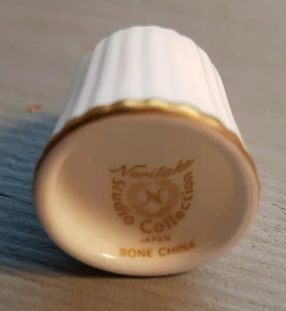Fingerhut Noritake Porzellan Weiß mit Goldfarbenen Rand geriffelt Sammlerstück