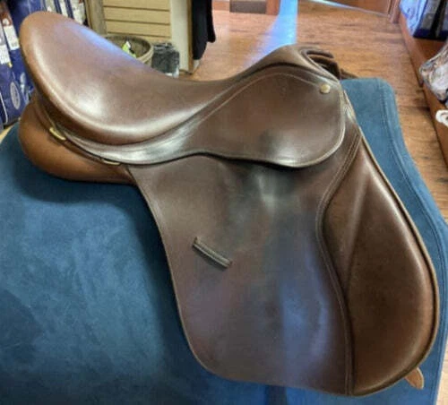 GENTLY USED- Bates Caprilli Close Contact Saddle Brown 17 adjustable gullet (cur
