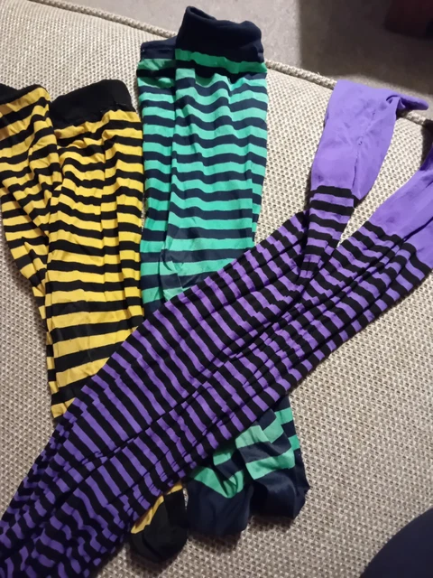 Tre paia di calzini a righe, pull up, abito elegante halloween