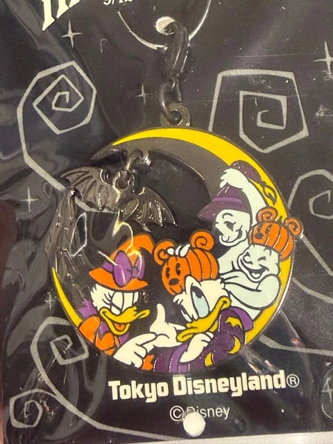 DISNEY HALLOWEEN 2005 Tokyo Disneyland Metal Charm Donald Daisy