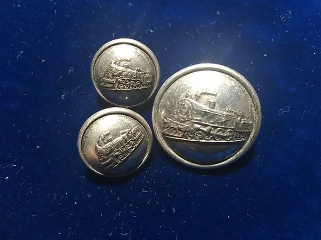 Lot de trois boutons. Motif locomotive. 24 et 16 mm