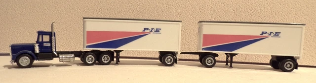 Camion Ou Camion Semi-remorque De Réservoir D'huile Logistique | Photo