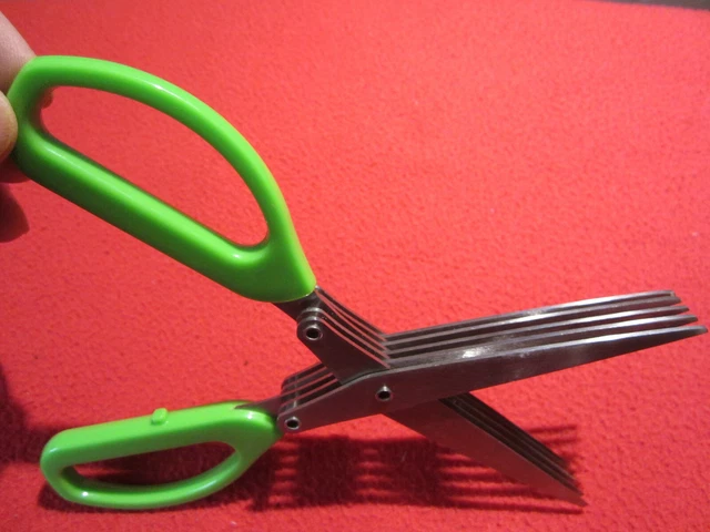 Biete WESTMARK  Kräuterschere  mit 5 Klingen