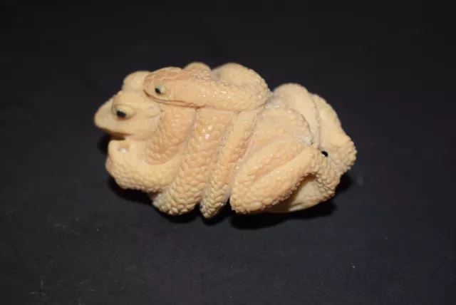 Netsuke, Taguanuss, Schlange, eine Kröte würgend, Augen aus Onyx, sign., 64mm 3