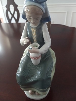 Lladro Figurine Daisa 1983 GIRL in Chair w/ Vase