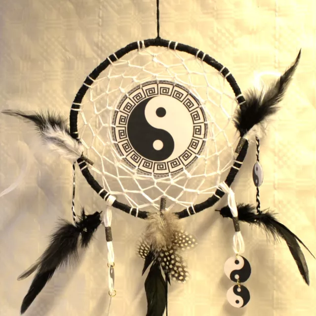 Traumfänger Yin Yang Dreamcatcher Windspiel schwarz weiß Naturfedern Handarbeit