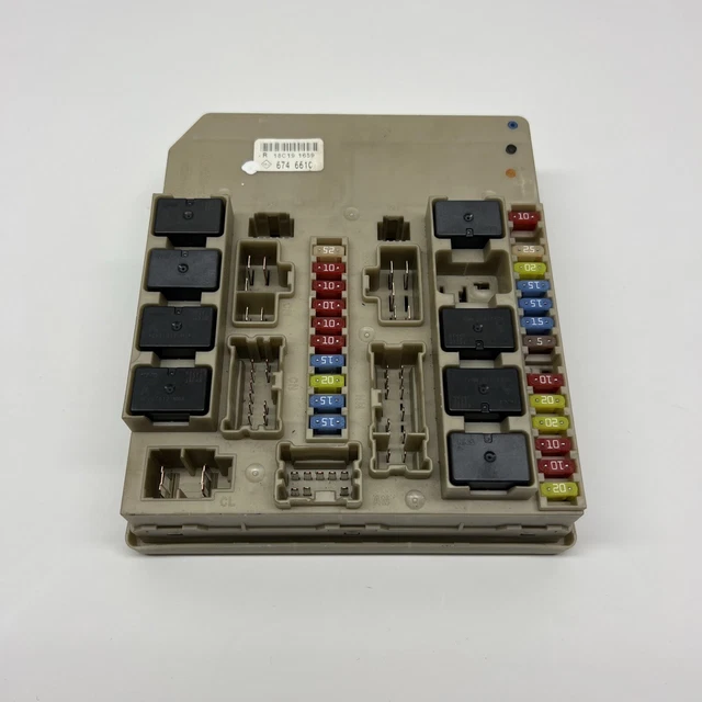 RENAULT CLIO / Modus Mk3 Engine Bay Fuse Box Relay Module 2005 2012