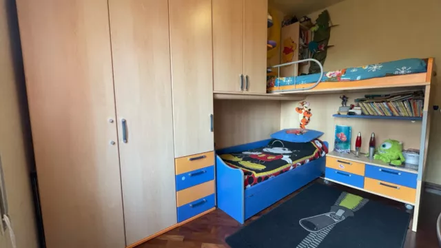 cameretta bambini 3 letti con armadio 5 ante + cassetti + gradini + contenitore