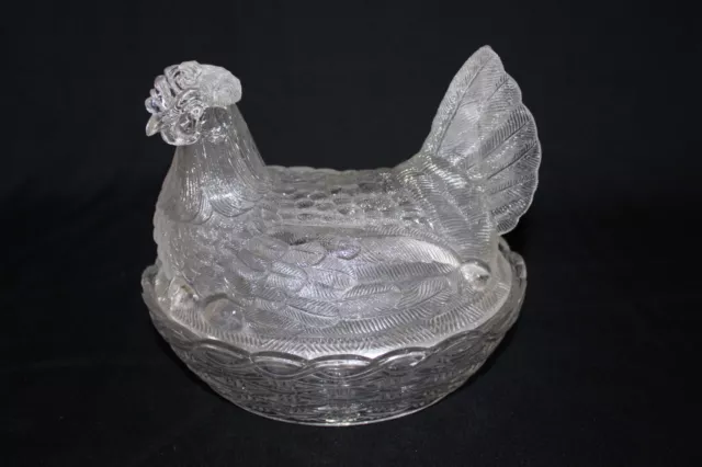 Ancienne bonbonnière en verre pressé moulé décor poule dans son nid, 19.8x16 cm