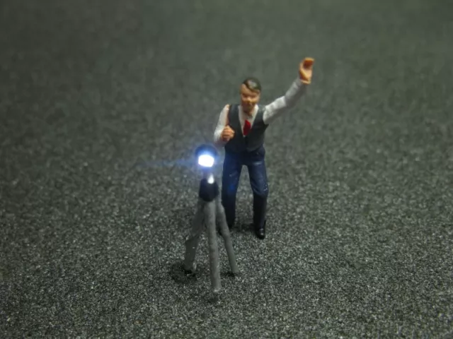 Fotograf mit LED Blitz Beleuchtung H0 - Mann mit Stativ