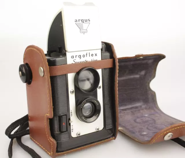 ARGUS Argoflex "Seventy-five" Bakelite TLR & Leather Case. 620 film 'box' camera