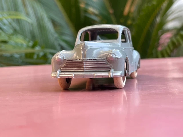 Dinky Toys 24R Peugeot 203 Gris Clair - 1/43 - Occasion état 5/10