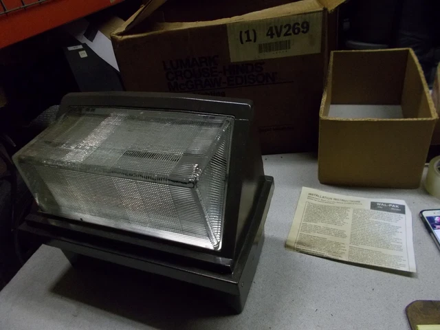NEW Lumark Crouse-Hinds 4V269 McGraw-Edis HID Lighting FIxture  *FREE SHIPPING*