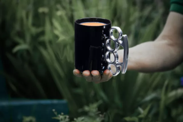 Schlagring Kaffeebecher Schwarz/Silber | Knuckleduster Mug