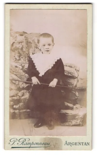 Photo P. Ramponneau, Argentan, Rue de l´Orne, Portrait de kleines Fille im Klei