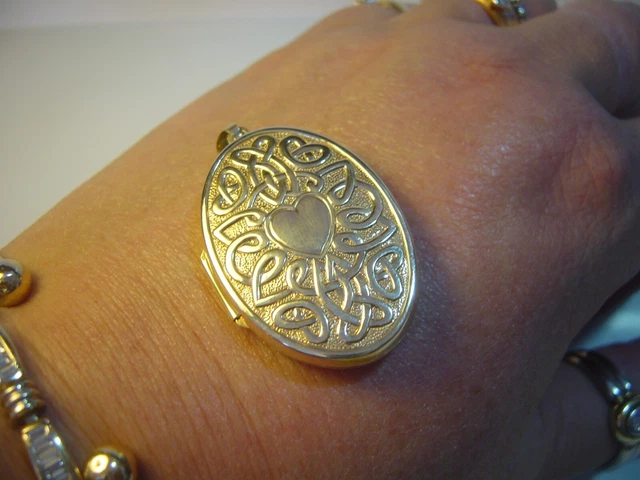 Superb 9Ct Gold Large Celtic Heart Locket-Good Used Cond-Love Poem On Back-6.2 G Superb 9Ct Gold Large Celtic Heart Locket-Good Used Cond-Love Poem On Back-6.2 G