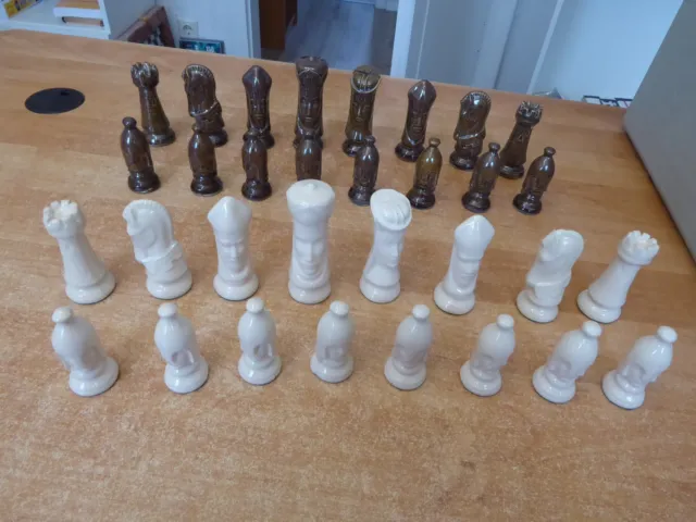 Heavy chess figures (royal height approx. 11.0 cm) made of porcelain