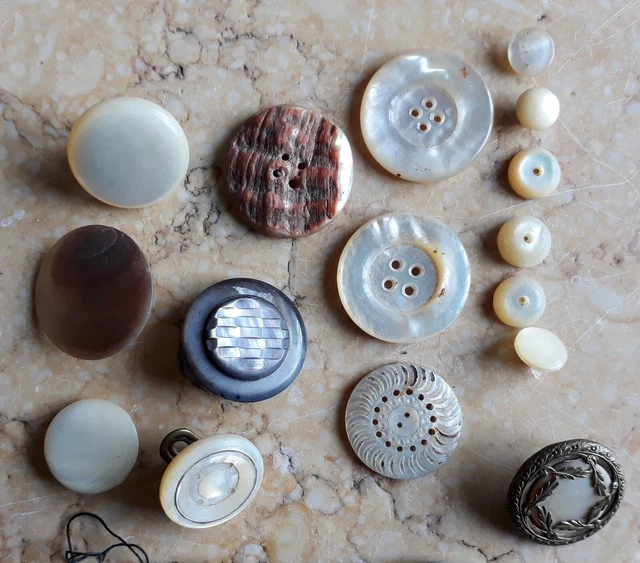 Joli lot de 16 boutons anciens en nacre et coquillage Joli lot de 16 boutons anciens en nacre et coquillage