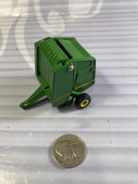 ERTL 1/64 =  JOHN DEERE 567 Round Baler  = GREEN