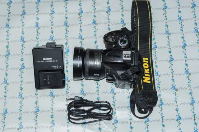 Cámara fotográfica Nikon D5100 con objetivo Nikkor AF-SDX 35 mm F1,8