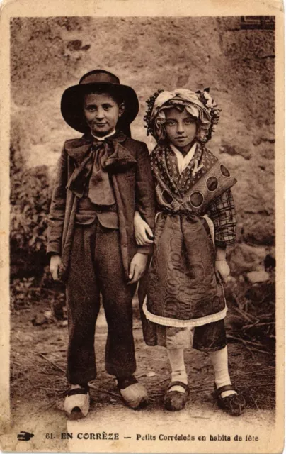 CPA En Correze - Petits Correziens en habits de fete - Folklore (692237)