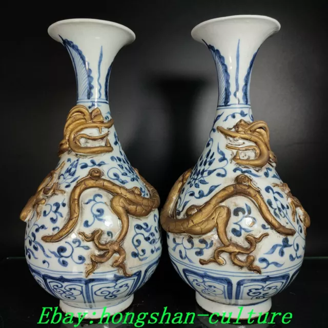Une paire de vases dragons en porcelaine bleue et blanche Dynasty de 10 pouces