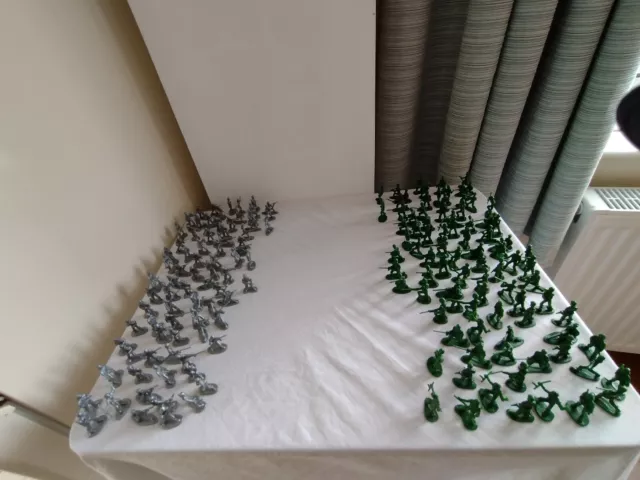 Small Plastic Moulded Toy Soldiers Army Men Bundle Loads Of Them Silver V Green