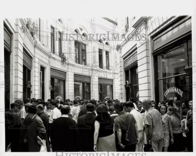 1968 Press Photo Crowd of Shoppers at the Arcade in Bucharest - kfx21045