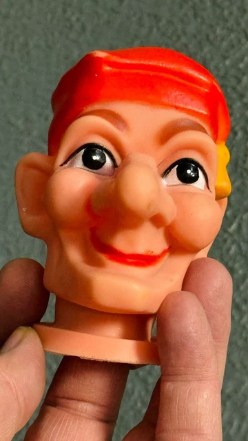 Fingerpuppe Mann mit roter Kappe, lange Nase, Grinsen, markantes Kinn, 10 cm