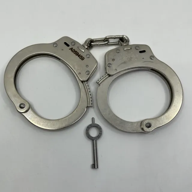 Smith and Wesson M100-1 Chain Handcuffs w/ Key