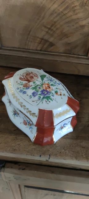 Ancienne Bonbonnière Ou Boîte à Bijoux En Céramique Blanche - Fleurs En Relief, Marque CVA, Occasion
