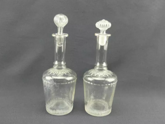 Paire de carafes en verre moulé