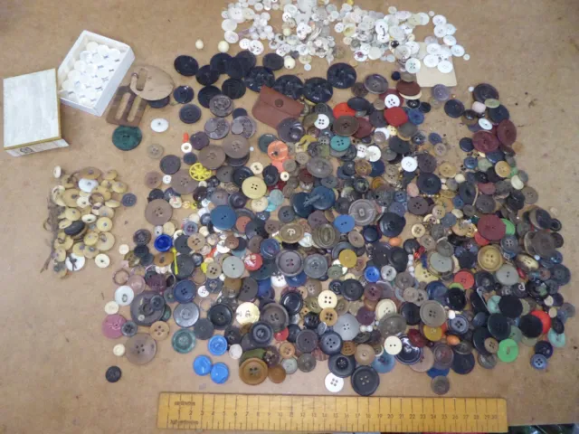 Box of mixed vintage / Retro buttons- 1Kg+ .Some Mother of Pearl / sets / loose