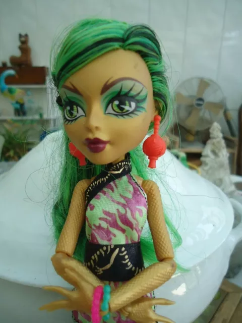 POUPEE Monster high  AUX YEUX VERTS MATTEL 2012