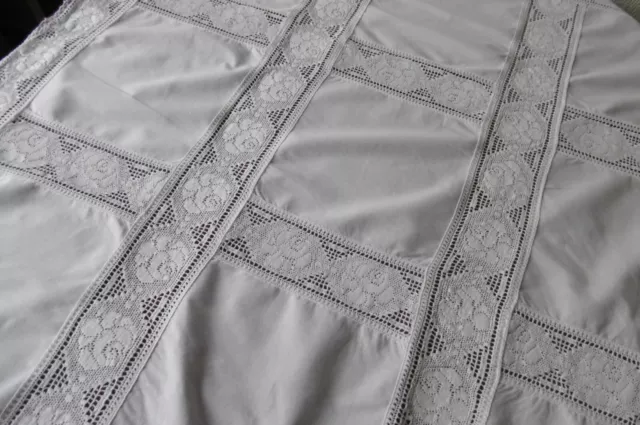 Belle nappe avec carrés de coton reliés par de la DENTELLE à picots