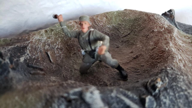 Lionel*1932 From Soldiers In Action *Soldier Throwing A Grenade  #5/76/9*  Vg