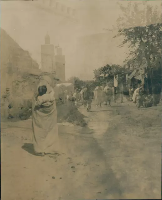 Maroc, Fez, Femme portant son enfant, 1917  Vintage silver print. Morocco.  Ti