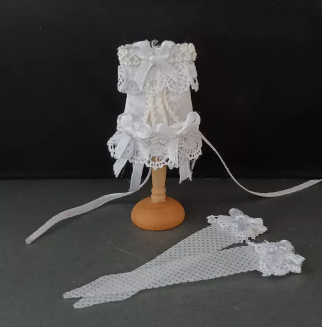 Set corsetto e calze in miniatura fatte a mano casa casa in scala 1/12.  Bianco.