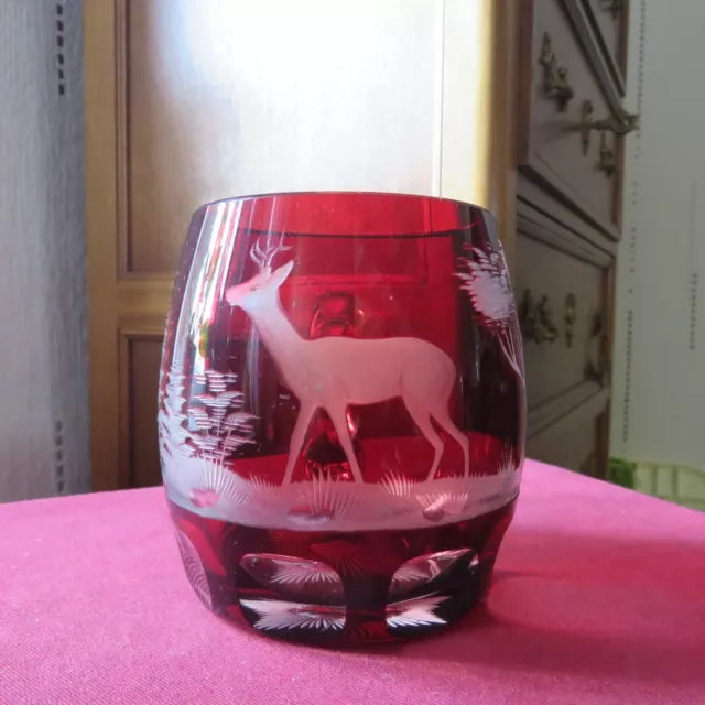 chope en cristal doublé rouge de bohème décor de cerf en foret contenance 0,5 L