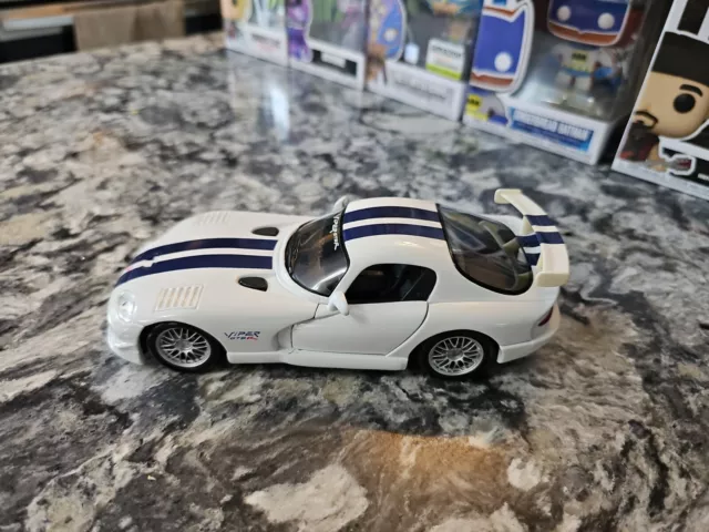 Maisto Diecast White 2007 Dodge Viper GT2  1/ 24 Scale W/Purple Racing Stripes