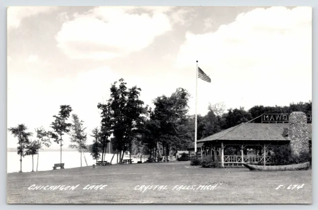 Crystal Falls MI~Wigwam Shelter House~Picnic Tables~Chicaugon Lake c1950 RPPC