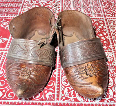 BK19 bretons 2 paires d'anciens sabots de bois d'enfant boutou coat 1950 BK19 bretons 2 paires d'anciens sabots de bois d'enfant boutou coat 1950