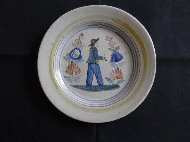 ASSIETTE EN FAIENCE HB QUIMPER BRIEC MARLI ROSE BRETON TOURNE A LA PIPE H3408 23037