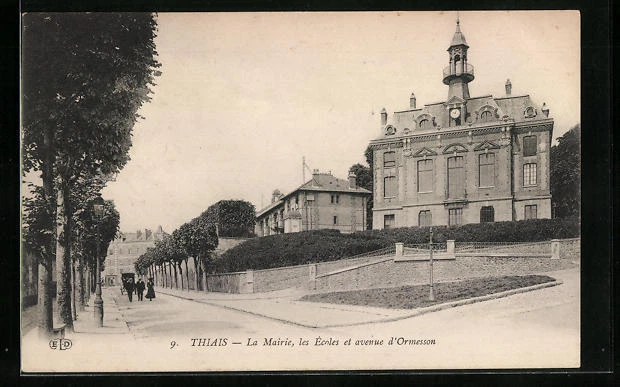 CPA Thiais, la Mairie, les Écoles et Avenue d´Ormesson