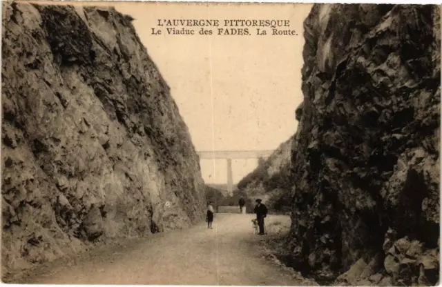 CPA L'Auvergne Pictoresque - Le Viaduc des FADES. La Route (222077)