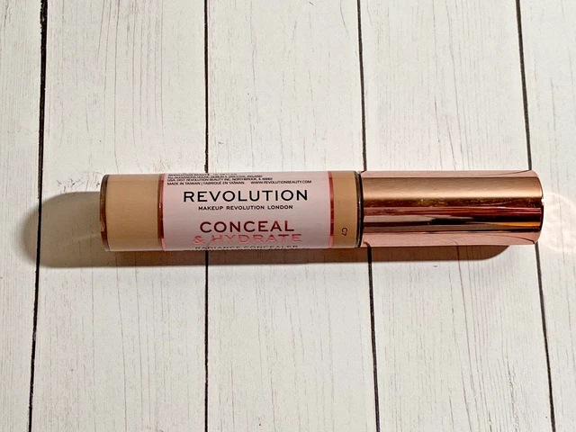 Base Revolution Conceal & Hydrate Radiance cubierta media/completa
