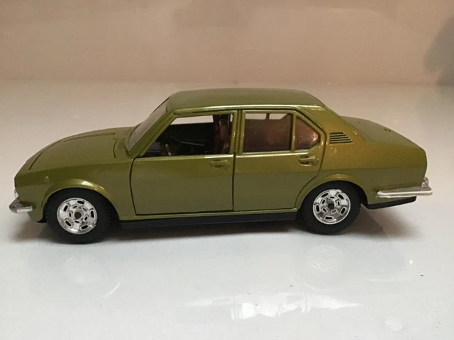 Mattel Mebetoys Alfa Romeo Alfetta in grünmetallic aus 1976 in 1/24 1/25