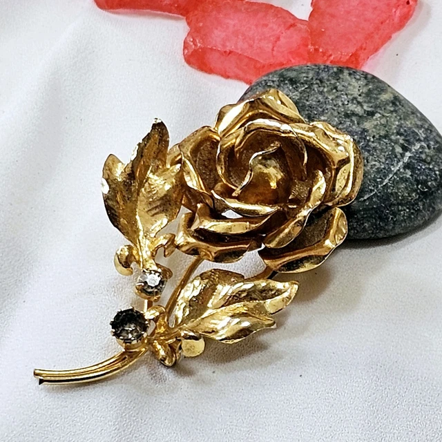 Broche Ancienne Des Années 1940 LAITON DORÉ & STRASS Signée PLAIRE - Dans Son Jus !