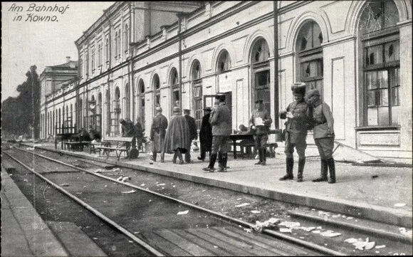 Ak Kaunas Kowno Kauen Litauen, Bahnhof, Gleisseite, Soldaten auf... - 10455152