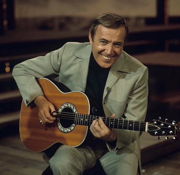 Irish singer Val Doonican performs on a BBC TV 1970 2 OLD MUSIC PHOTO